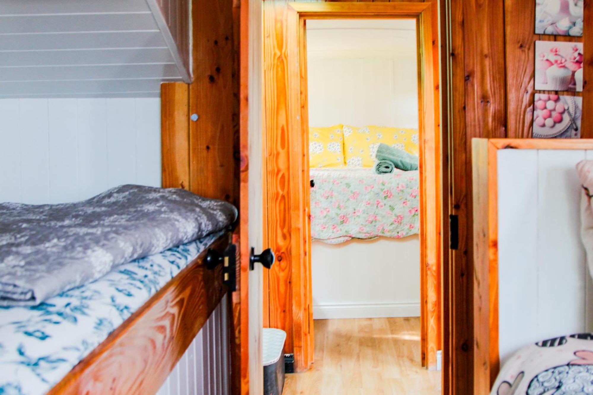 Double Decker Bus At Valentia Island Escape Hotel Chapeltown Exterior photo