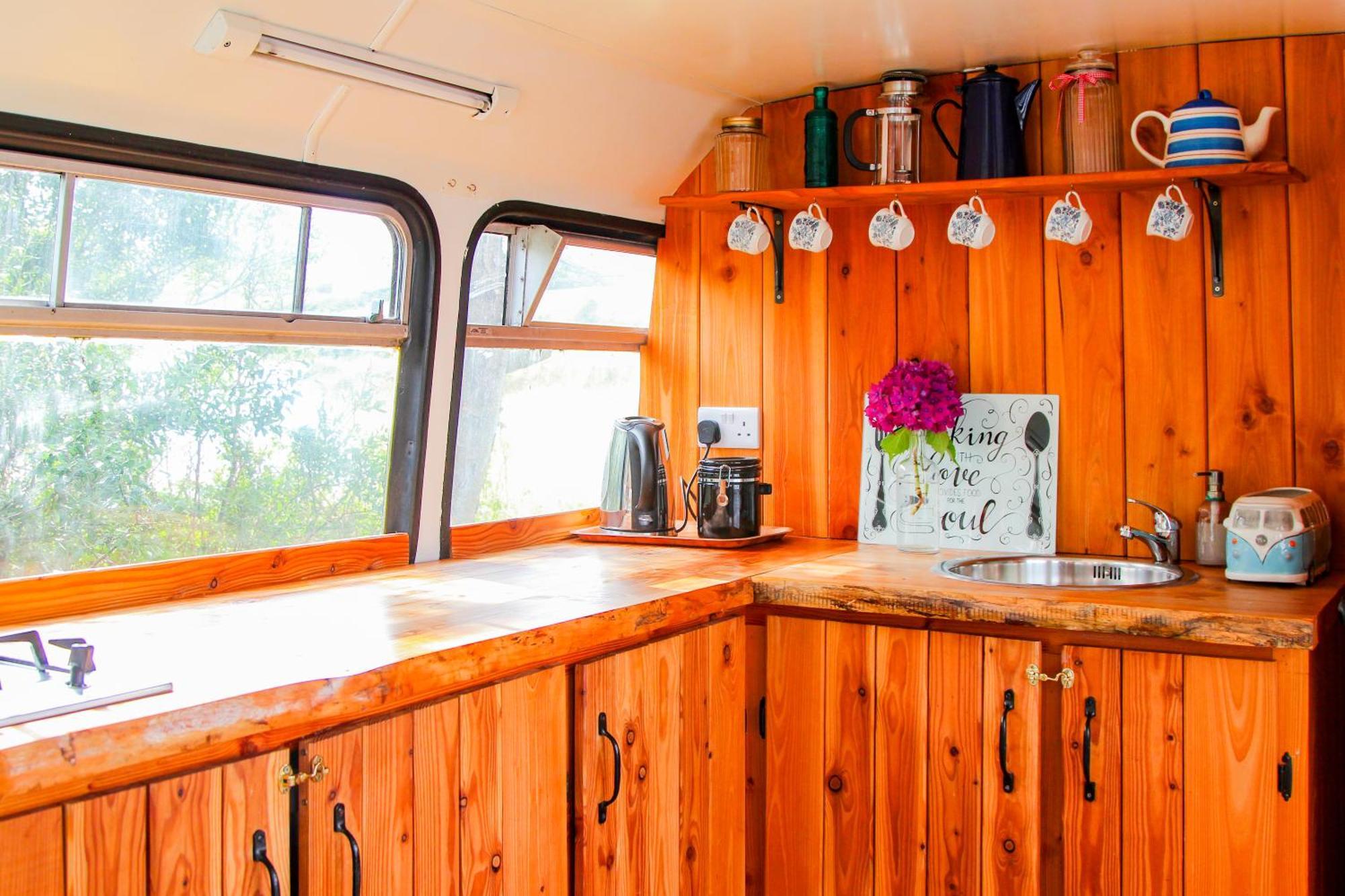 Double Decker Bus At Valentia Island Escape Hotel Chapeltown Exterior photo