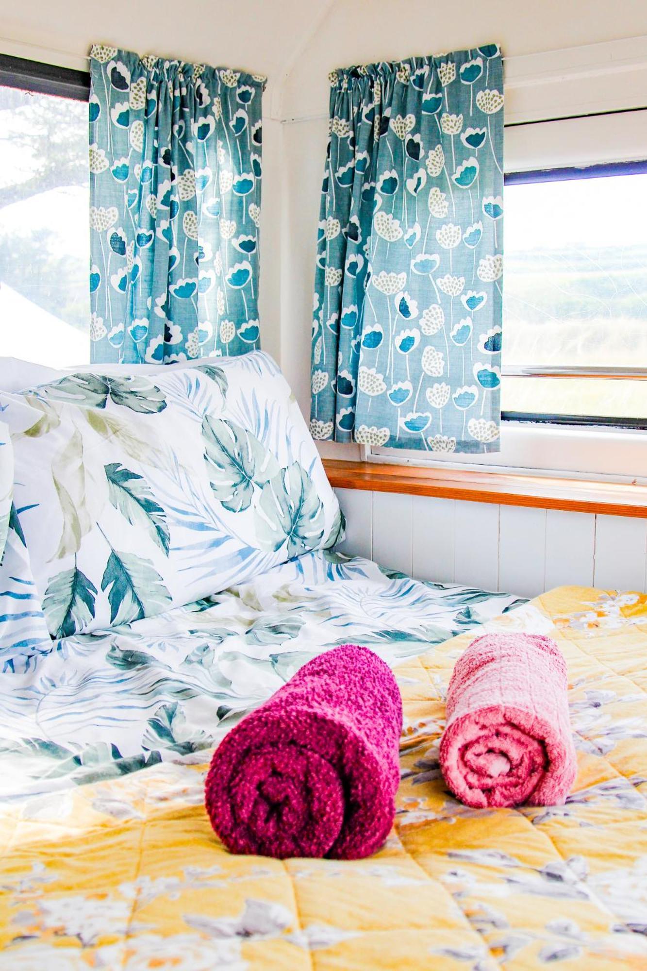 Double Decker Bus At Valentia Island Escape Hotel Chapeltown Exterior photo