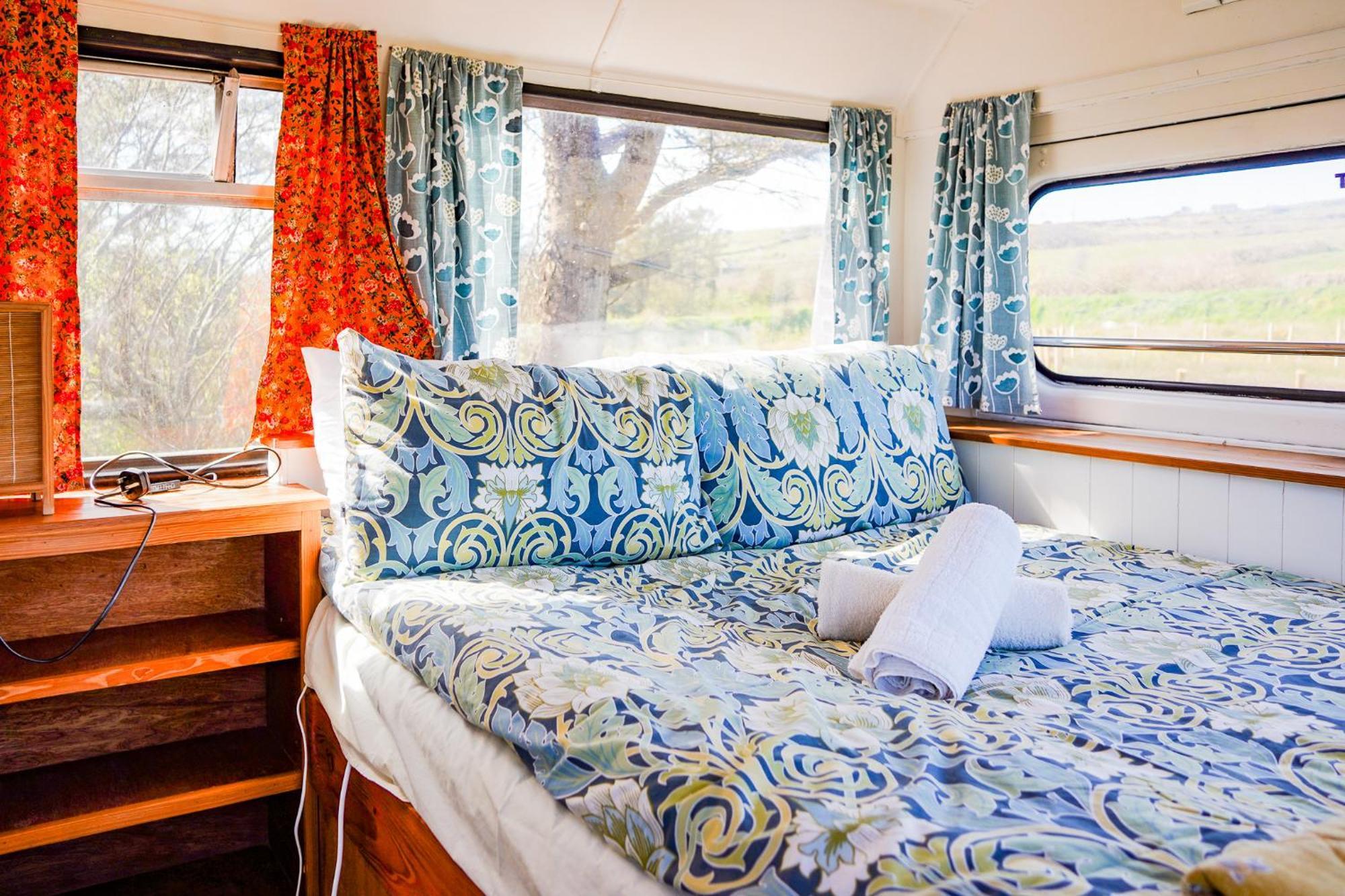 Double Decker Bus At Valentia Island Escape Hotel Chapeltown Exterior photo