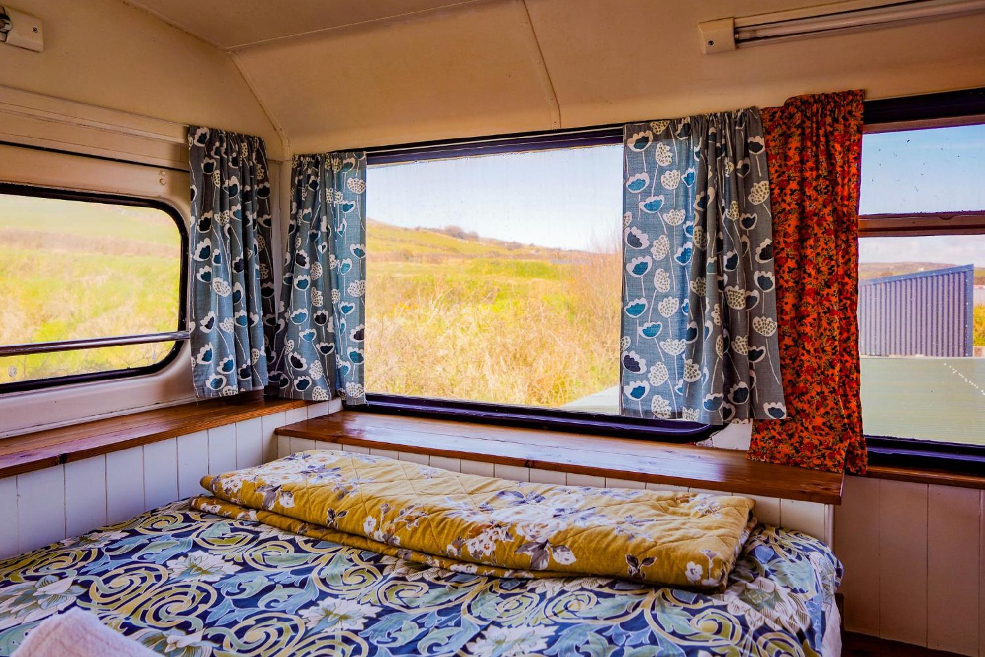 Double Decker Bus At Valentia Island Escape Hotel Chapeltown Exterior photo