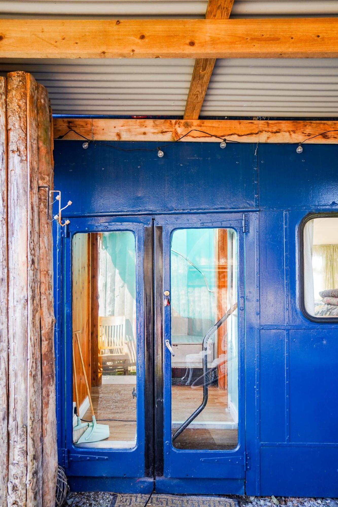 Double Decker Bus At Valentia Island Escape Hotel Chapeltown Exterior photo