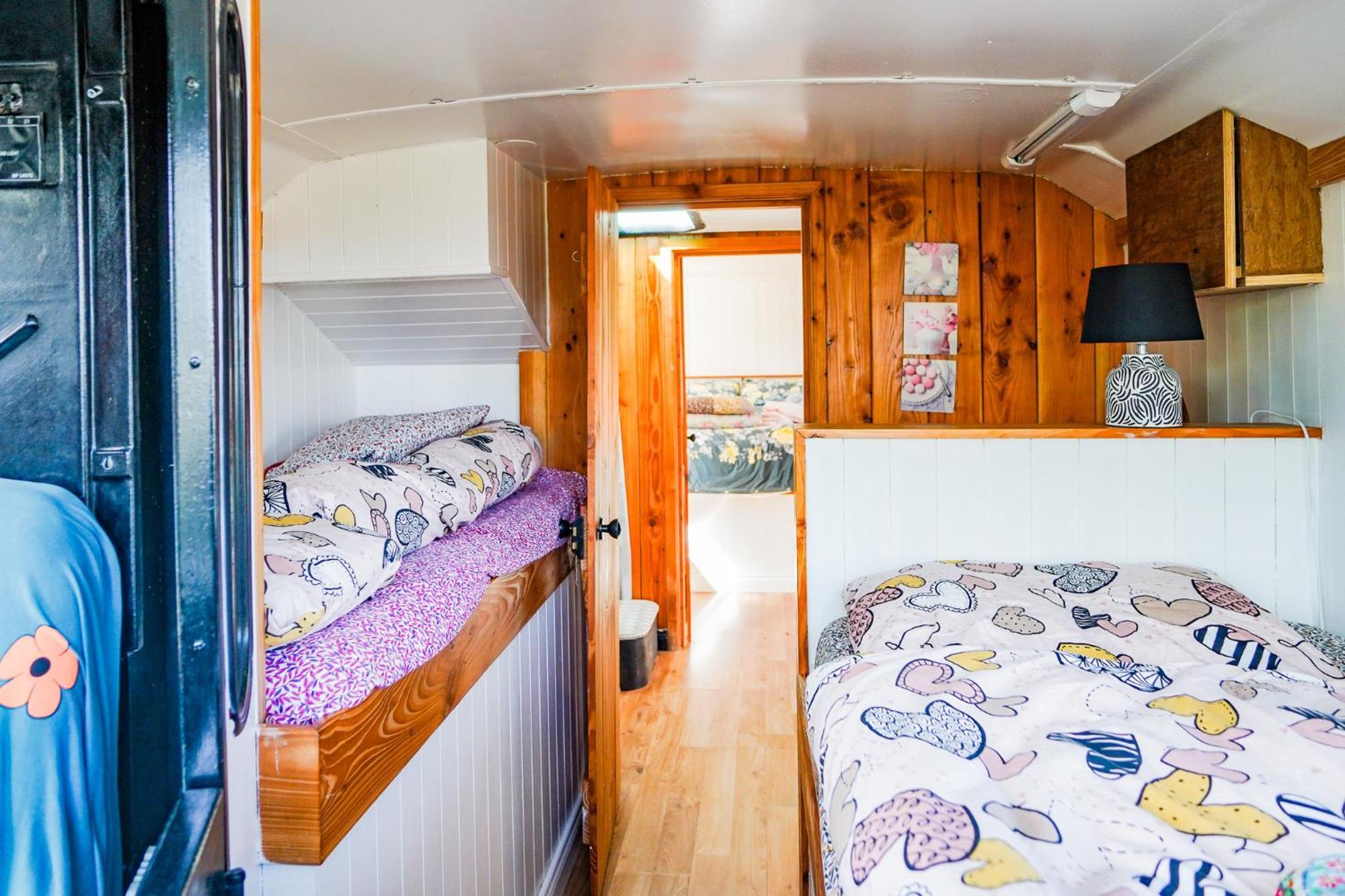 Double Decker Bus At Valentia Island Escape Hotel Chapeltown Exterior photo