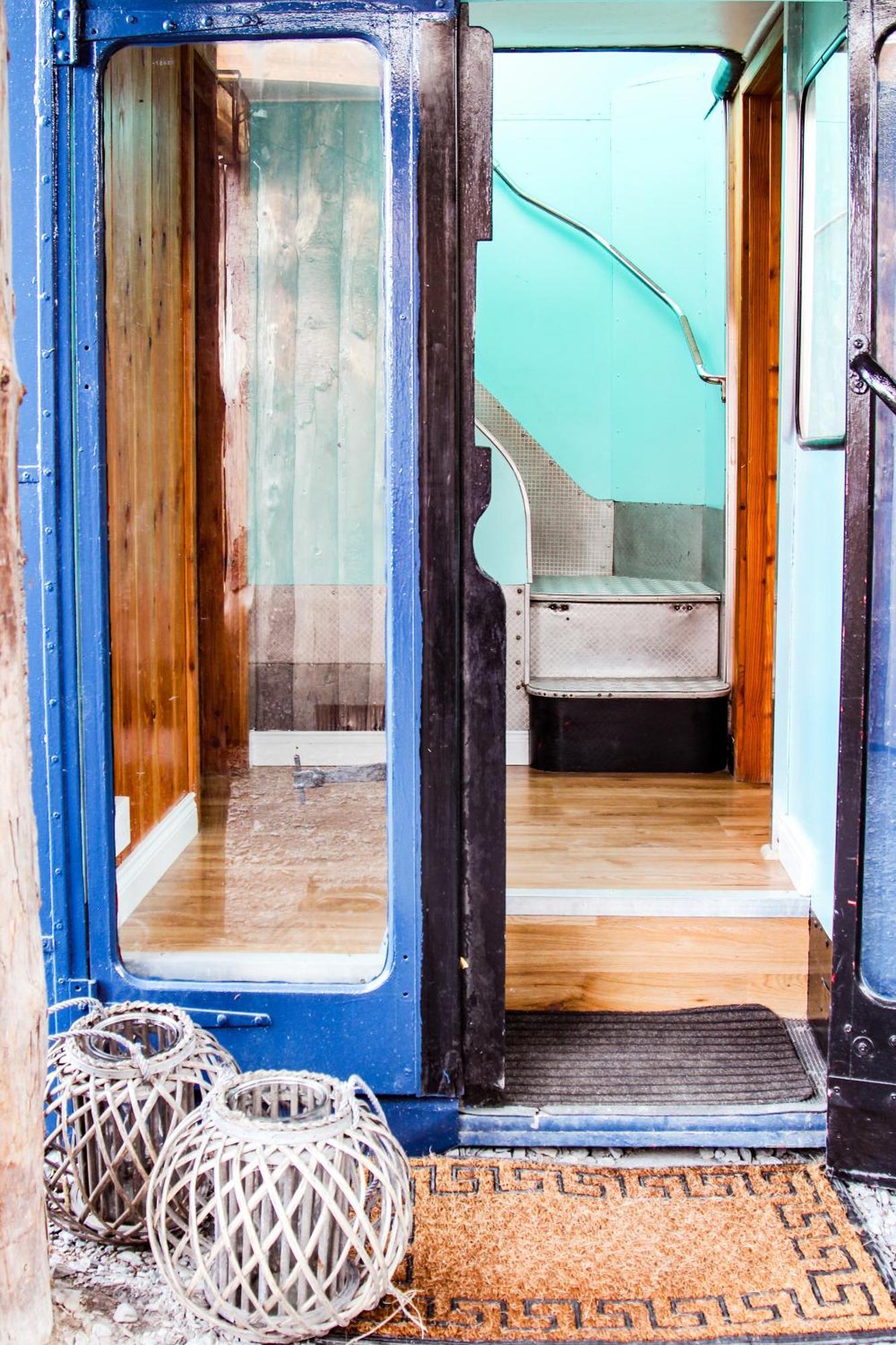 Double Decker Bus At Valentia Island Escape Hotel Chapeltown Exterior photo