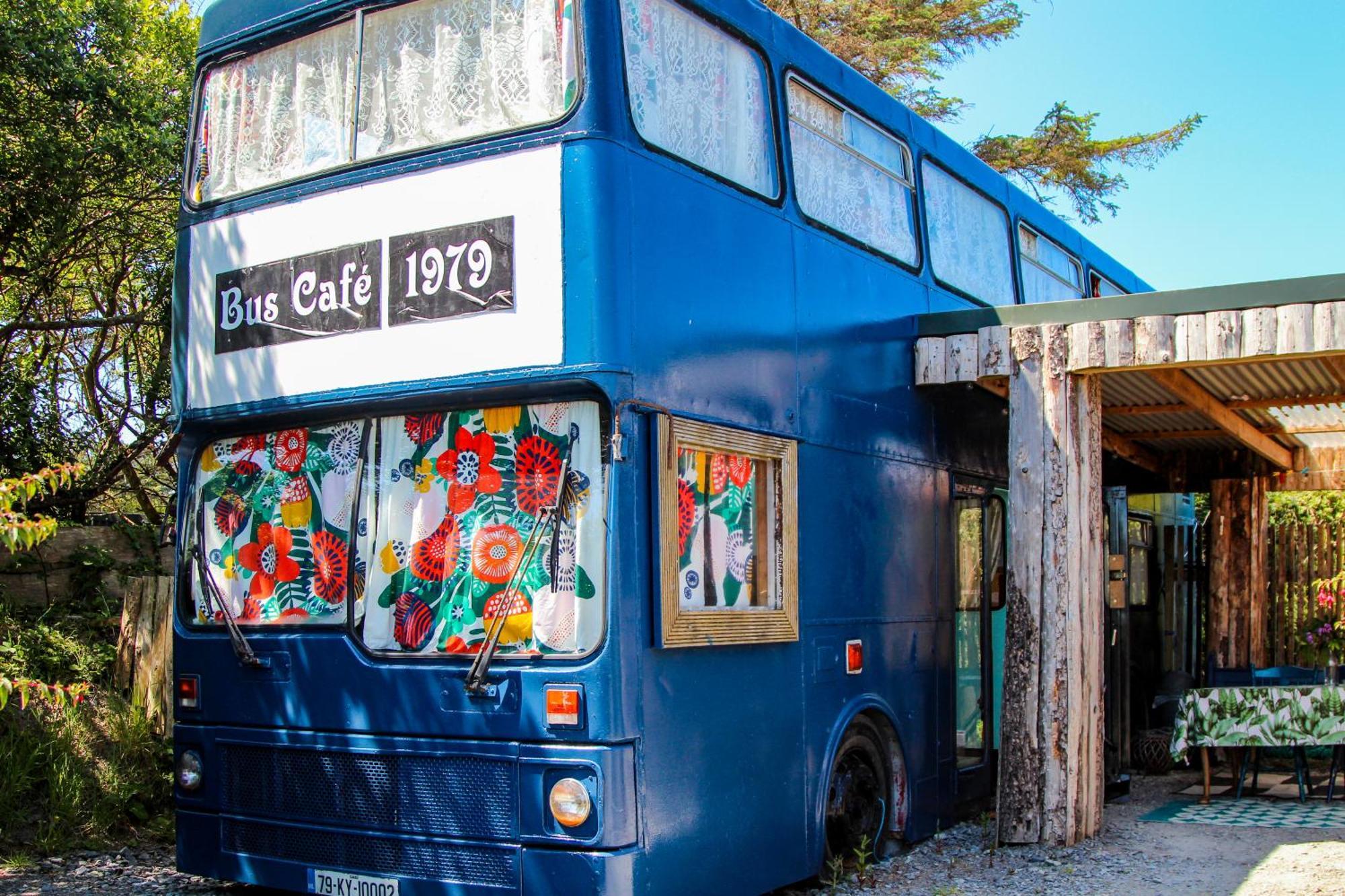 Double Decker Bus At Valentia Island Escape Hotel Chapeltown Exterior photo